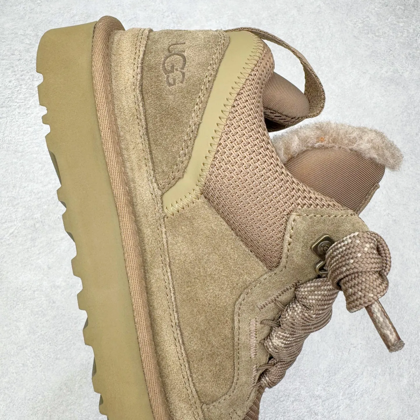 Pick up locally💰640 UGG 4032 Meyer autumn and winter sheepskin and fur integrated snow boots. All shoes are made of ZP from the same factory. Longfeng A-grade Australian imported sheepskin and fur integrated. Men's and women's boots brand OEM production line fully follows the ZP process. OEM original pattern maker adheres to the principle of no original shoes and no development selection. Pay attention to every detail. The most authentic version on the market TREADLITE "Light Wing" technology outsole Lightweight/durable/flexible/pile size: 35 36 37 38 39 40 41 42 43 44 45 Coding: by3936030